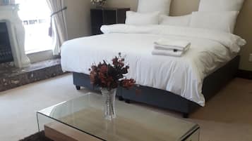 7 bedrooms, desk, iron/ironing board, Internet