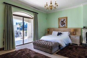 7 bedrooms, desk, iron/ironing board, Internet