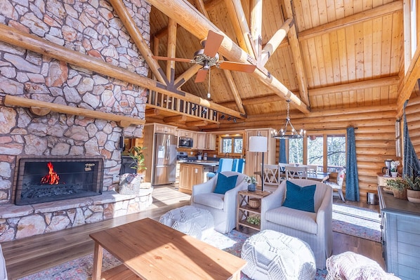 Smart TV, fireplace - Cabin close to the Lake, Sleeps 8 (Panguitch)