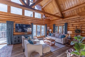 Smart TV, fireplace - Cabin close to the Lake, Sleeps 8 (Panguitch)