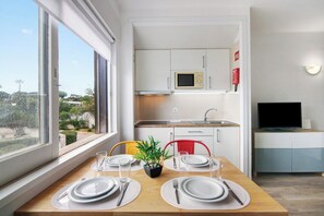 Kjøleskap, mikrobølgeovn, kokeplater og kaffetrakter/tekoker