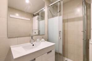 Douche, serviettes fournies