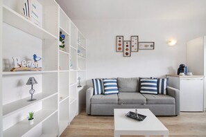 TV - Apartment 'Sun and Serenity' with Shared Pool, Shared Garden and Wi-Fi (Albufeira)