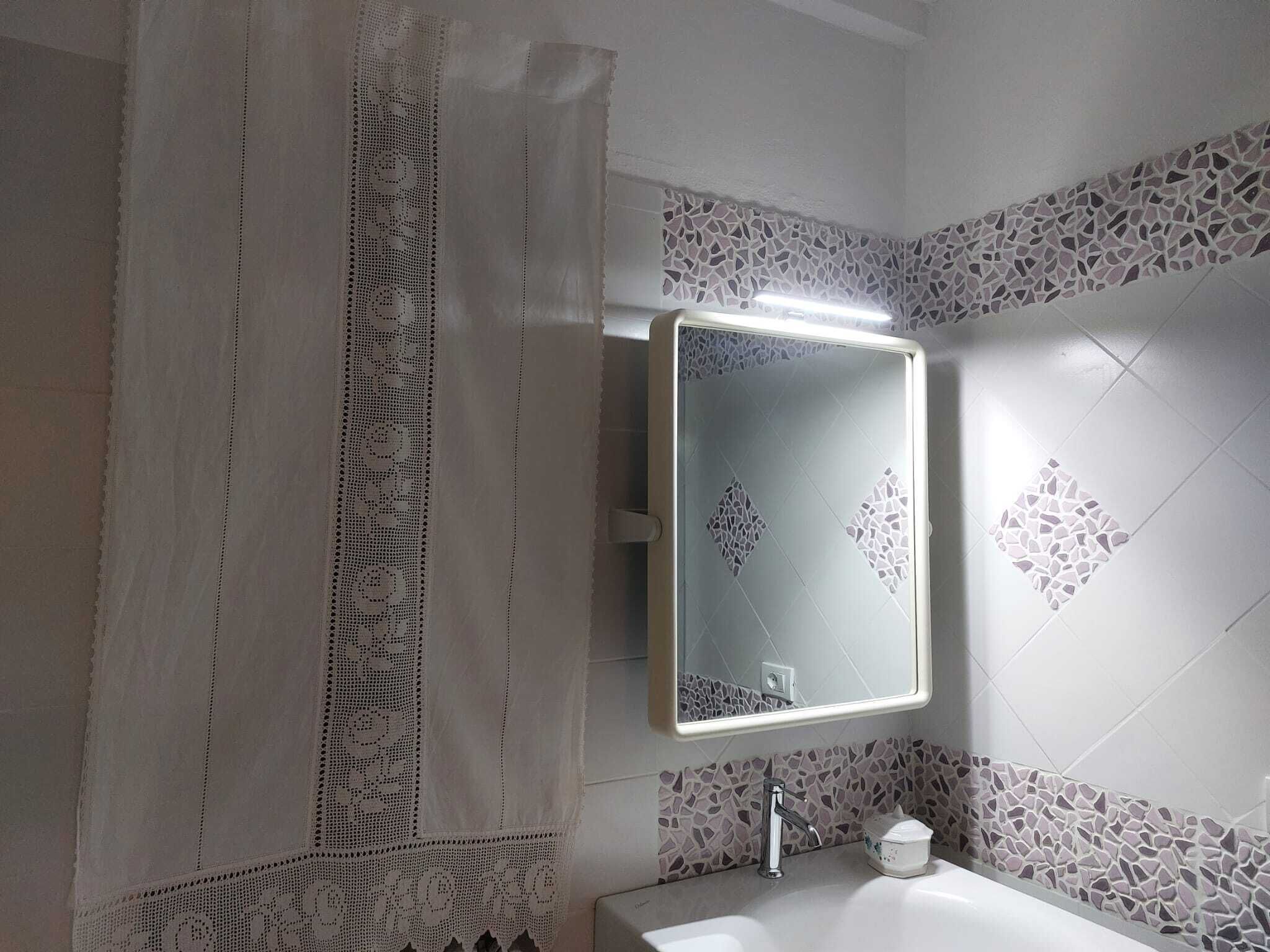 Doccia, bidet, asciugamani, sapone