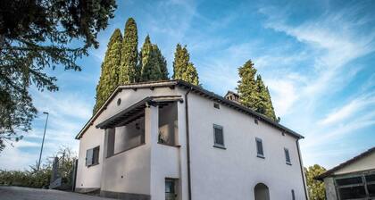 Tipico casale di campagna con resede e parcheggio auto. Si accettano animali
