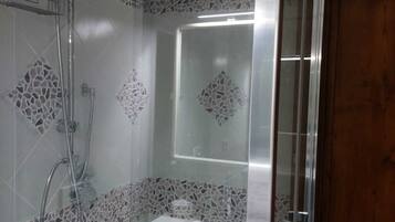 Dusche, Bidet, Handtücher, Seife