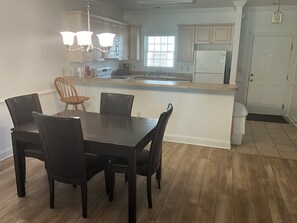 Dining - Myrtlewood 2-bedroom condo accepting pets. Pool in the backyard (Myrtle Beach)
