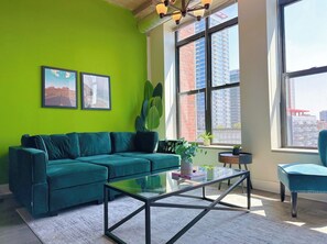 Smart TV, books - McCormick Place 2b/2b family unit with optional parking for up to 8 guests (Chicago)