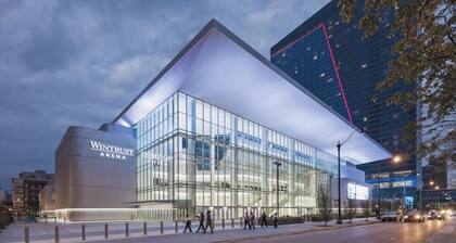McCormick Place 2b/2b family unit with optional parking for up to 8 guests