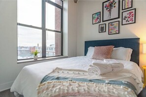 2 bedrooms, iron/ironing board, travel cot, free WiFi - McCormick Place 2b/2b family unit with optional parking for up to 8 guests (Chicago)