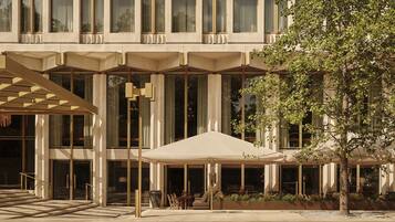 5 من المطاعم، حيث تُقدم وجبات الإفطار، الغداء، العشاء، الأطباق العالمية