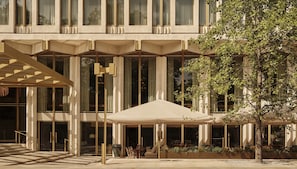 5 restaurants, breakfast, lunch, dinner served; international cuisine