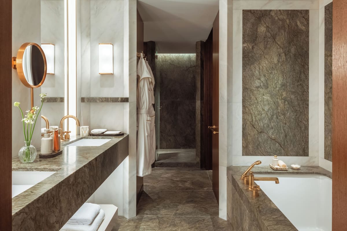 Bañera y ducha independientes, bañera profunda
