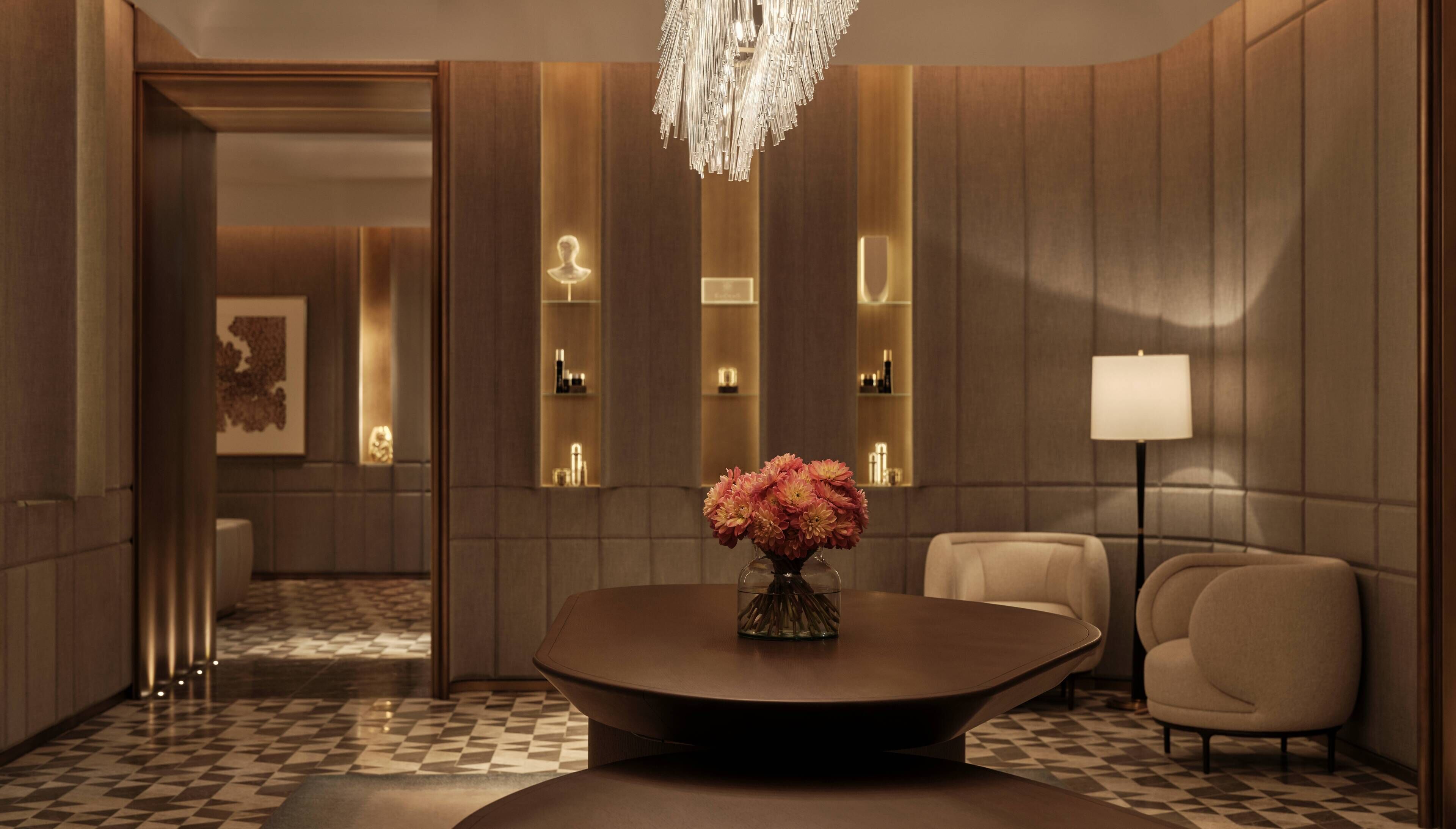 Sauna, hot tub, steam room, 5 treatment rooms, massages