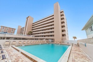 حمام سباحة