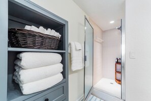 Shower, hair dryer, bidet - ☀️Wow Oceanfront Views 2BR-2BA Condo Ponce Inlet King Suite, Pool Stunning Views☀️ (Ponce Inlet)