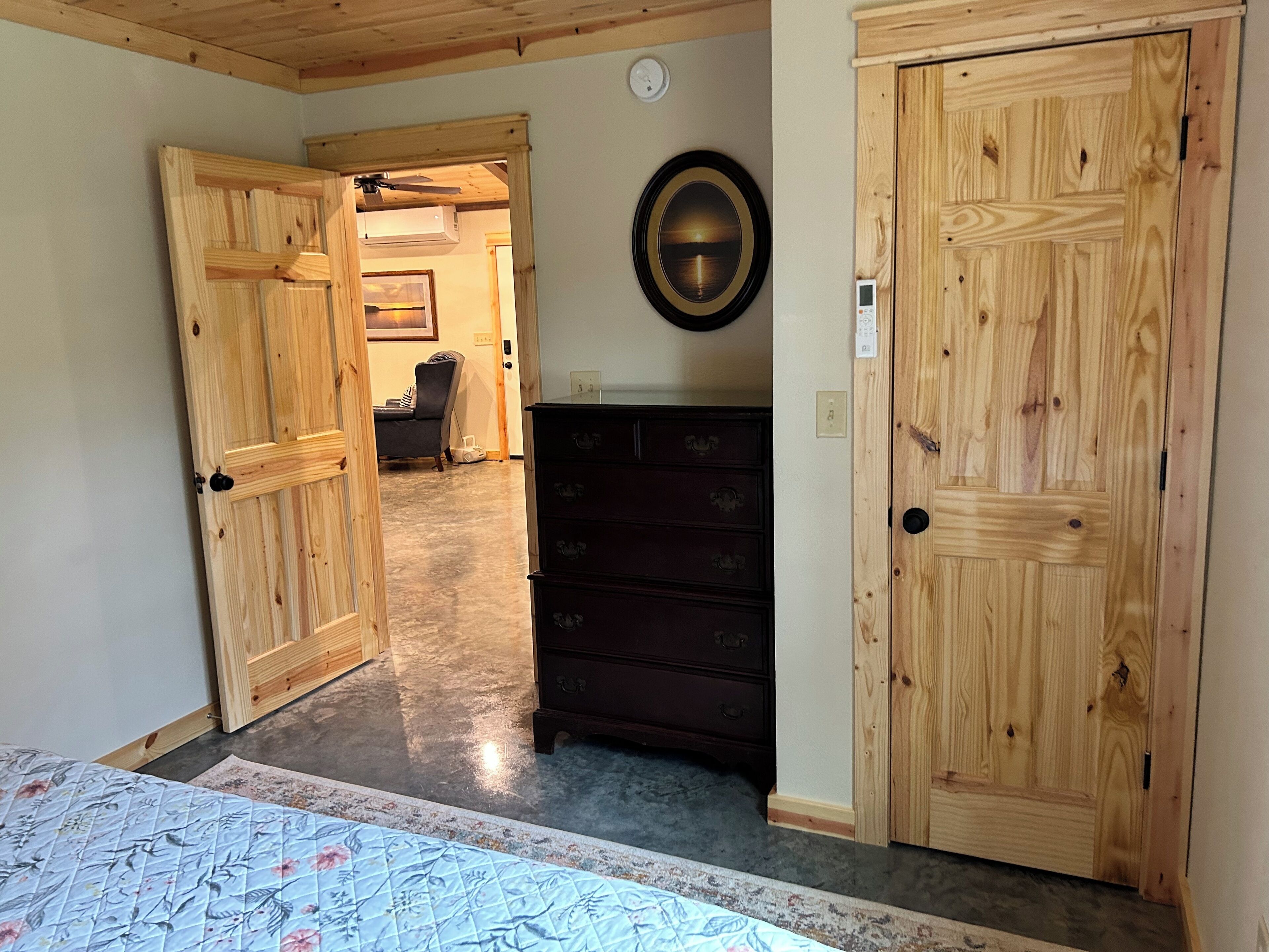 2 habitaciones, tabla de planchar con plancha y cuna de viaje 