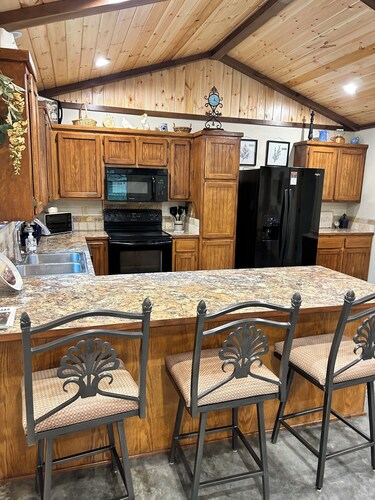 Shady Pines Cottage; A Charming 2-Bedroom Cottage. Pet-Friendly!