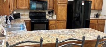 Shady Pines Cottage; A Charming 2-Bedroom Cottage. Pet-Friendly!