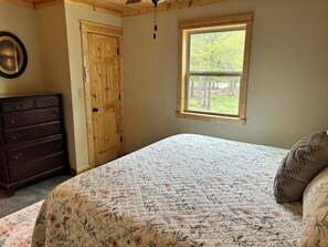 2 bedrooms, iron/ironing board, travel cot, free WiFi - Shady Pines Cottage; A Charming 2-Bedroom Cottage. Pet-Friendly! (Story)