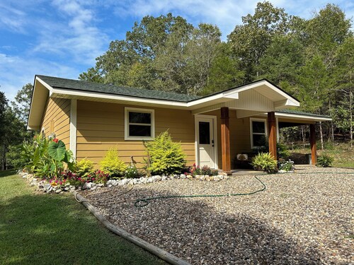 Shady Pines Cottage; A Charming 2-Bedroom Cottage. Pet-Friendly!