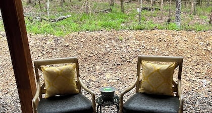Shady Pines Cottage; A Charming 2-Bedroom Cottage. Pet-Friendly!