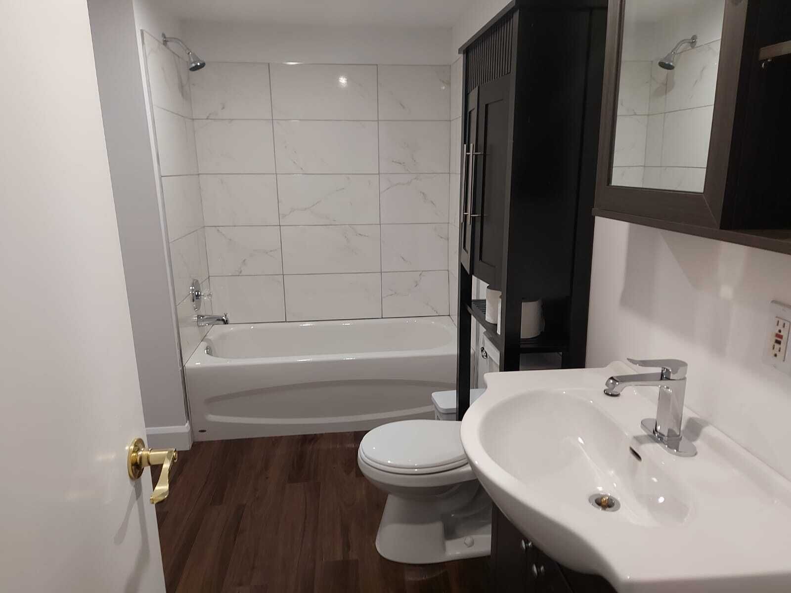 Jetted bath, hair dryer, bidet, towels
