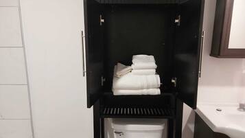 Jetted tub, hair dryer, bidet, towels