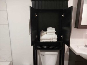 Baignoire à remous, séchoir à cheveux, bidet, serviettes fournies