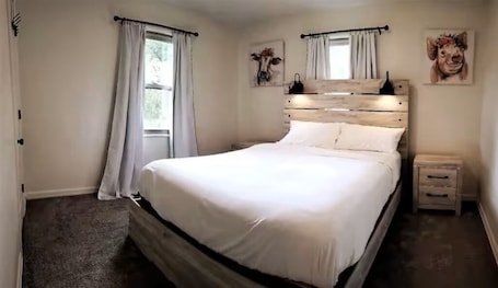 3 bedrooms, travel crib, WiFi, bed sheets. Harris House - Blocks away from quaint downtown Oneonta, Shopping and Food