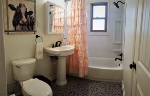 Secadora de cabello, toallas, jabón, papel de baño 