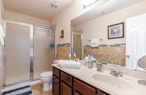 Dusche, Haartrockner, Bidet, Handtücher