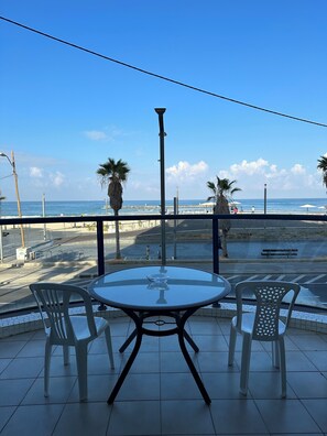 Outdoor dining - Beach front  2-bedroom with Water View in Tel Aviv-Yafo (Tel Aviv-Yafo)