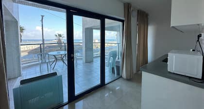 Beach front 2-bedroom with Water View in Tel Aviv-Yafo