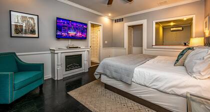 1BR, 1BA Luxury Hot tub Suite