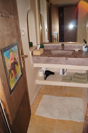 Shower, free toiletries, towels, shampoo