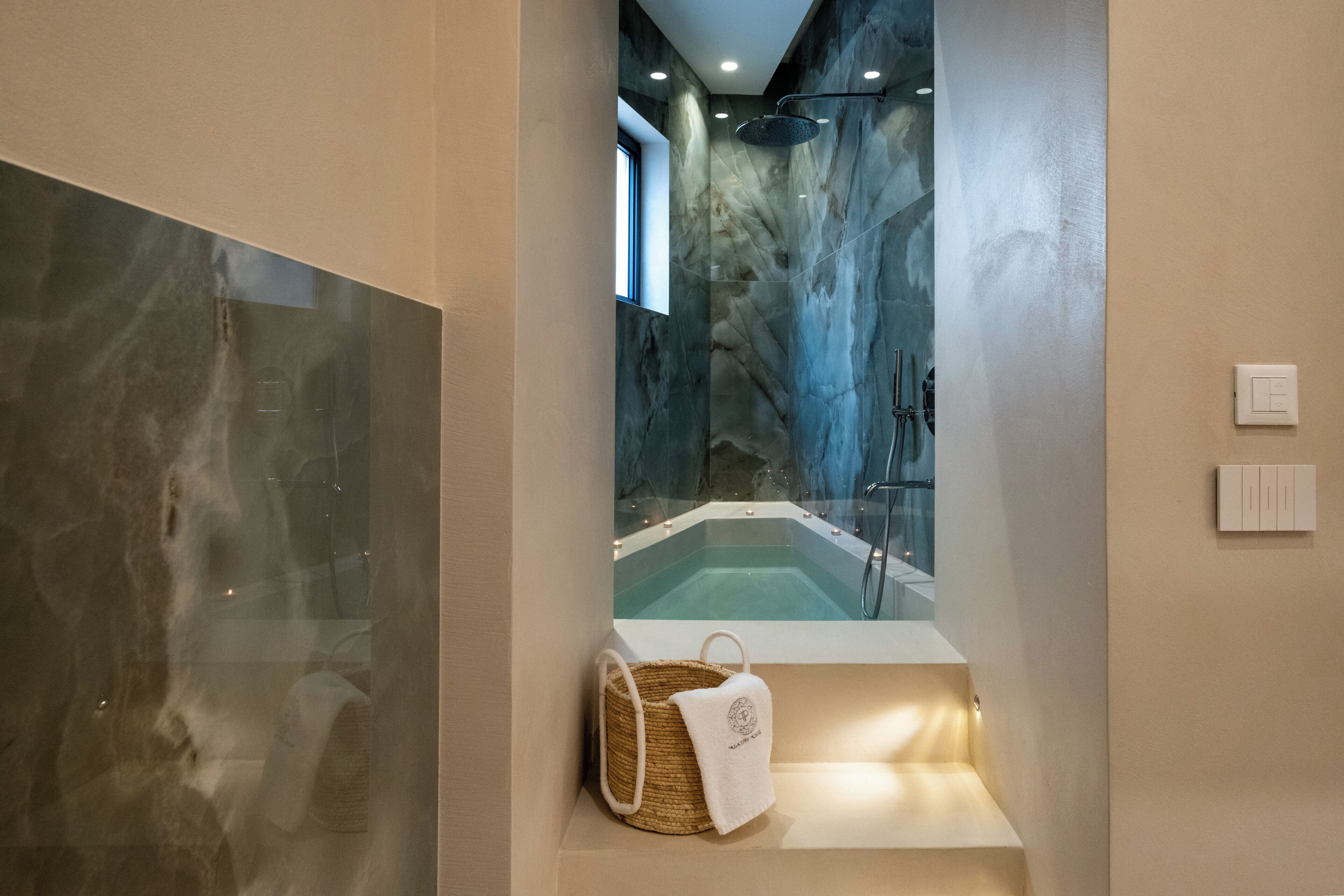 Luxury-Doppelzimmer, 1 King-Bett | Badezimmer | Kostenlose Toilettenartikel, Haartrockner, Hausschuhe, Handtücher