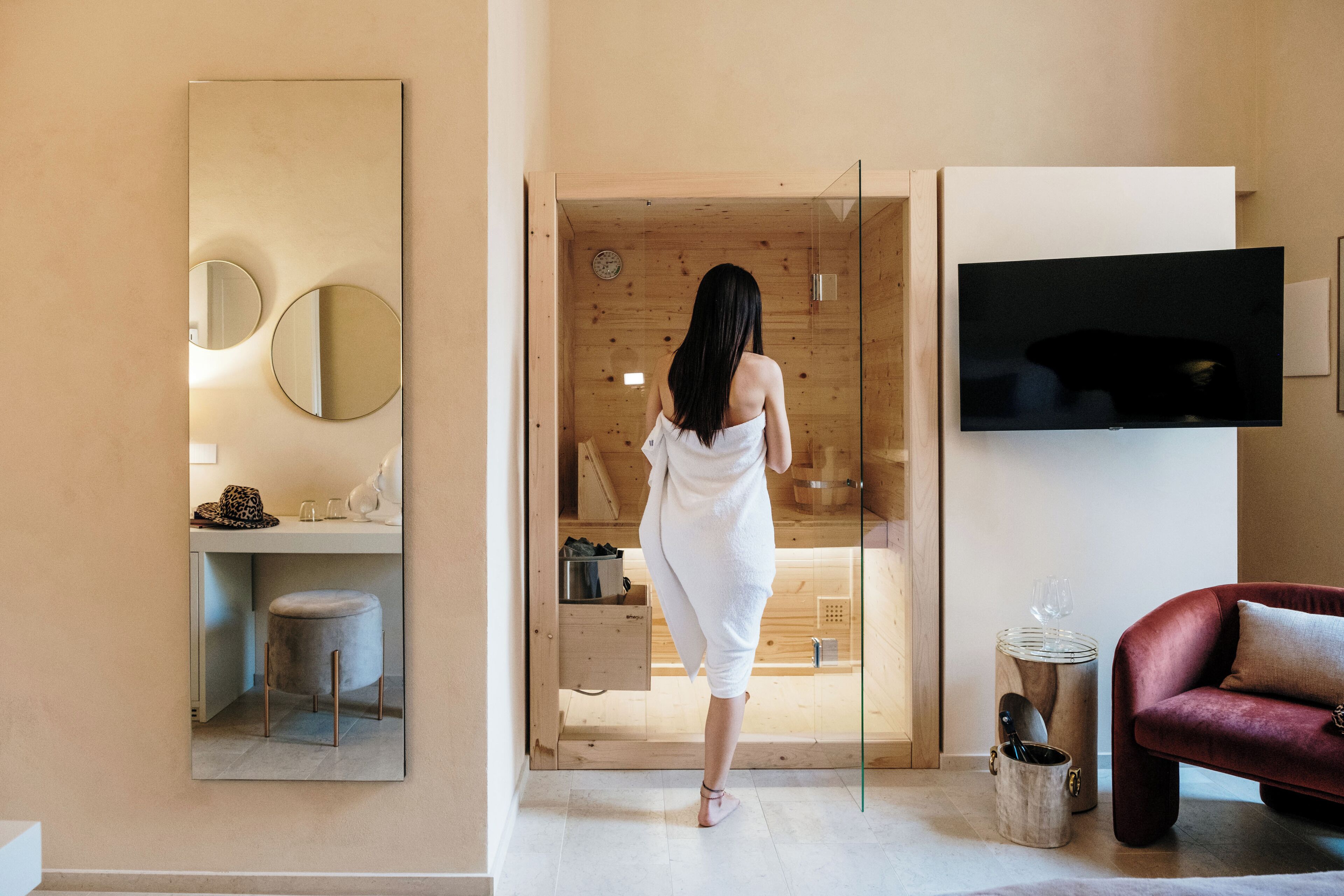 Ropa de cama de alta calidad, cubrecamas y minibar 