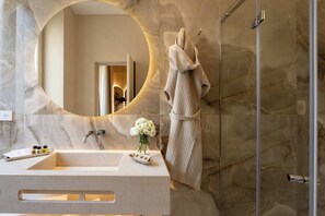 Comfort tweepersoonskamer, 1 kingsize bed | Badkamer | Gratis toiletartikelen, een haardroger, pantoffels, handdoeken