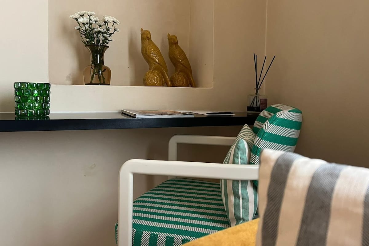 Ropa de cama de alta calidad, cubrecamas y minibar