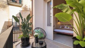 Habitación doble Deluxe, vista a la ciudad | Terraza o patio