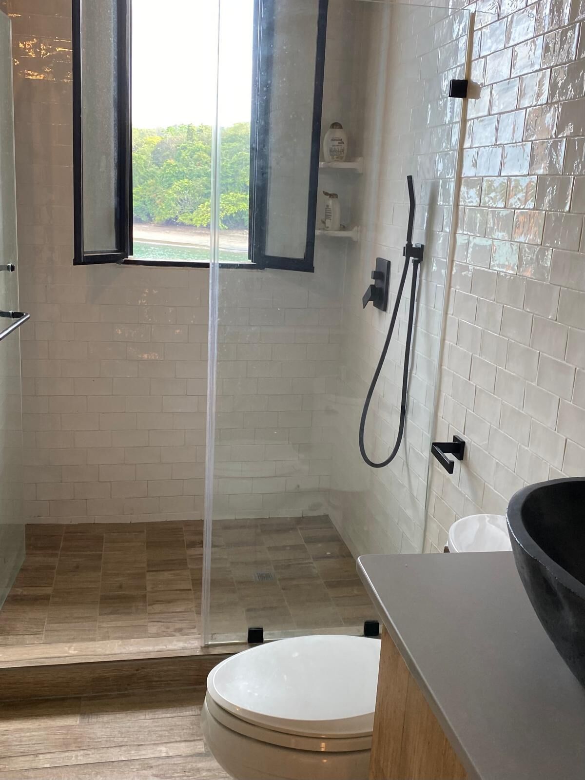 Douche, baignoire à jets, sèche-cheveux, serviettes fournies