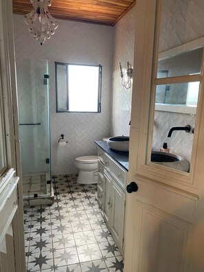 Shower, jetted bath, hair dryer, towels - Charming 2-bedroom, 2.5 bath Over-water House on Secluded Beach! (Boca Chica)