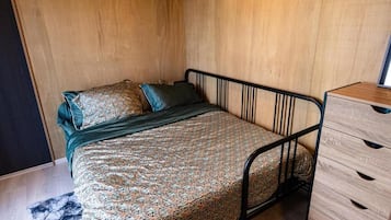 1 slaapkamer, een strijkplank/strijkijzer, wifi, beddengoed