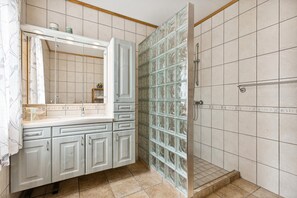 تجهيزات دش، مجففات شعر، صابون، ورق حمّام