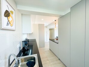 Geladeira, micro-ondas, fogão, cooktop