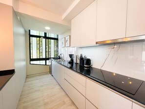 Kühlschrank, Mikrowelle, Ofen, Herdplatte