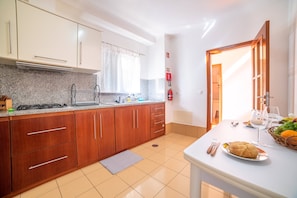 Fridge, microwave, oven, stovetop - Tia Maria By Madeira Real (Ponta do Sol)