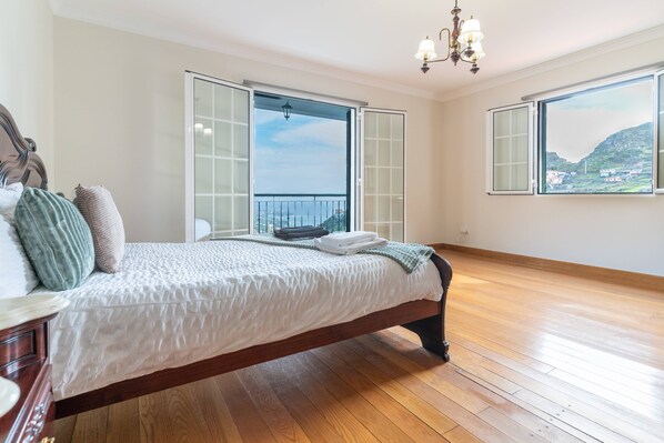 4 bedrooms, iron/ironing board, bed sheets