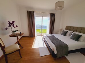 3 bedrooms, iron/ironing board, internet, bed sheets